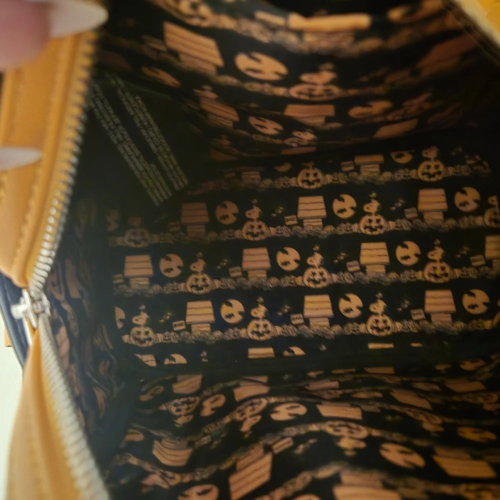 Loungefly Peanuts Snoopy Halloween Backpack and Wallet Set Plus Keychain - Picture 4 of 7